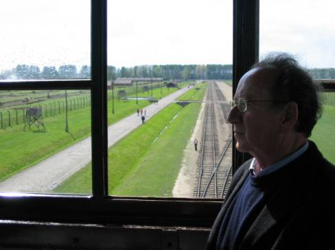 Joan F. Mira a Auschwitz-Birkenau. Fotografia de Guillem Calaforra